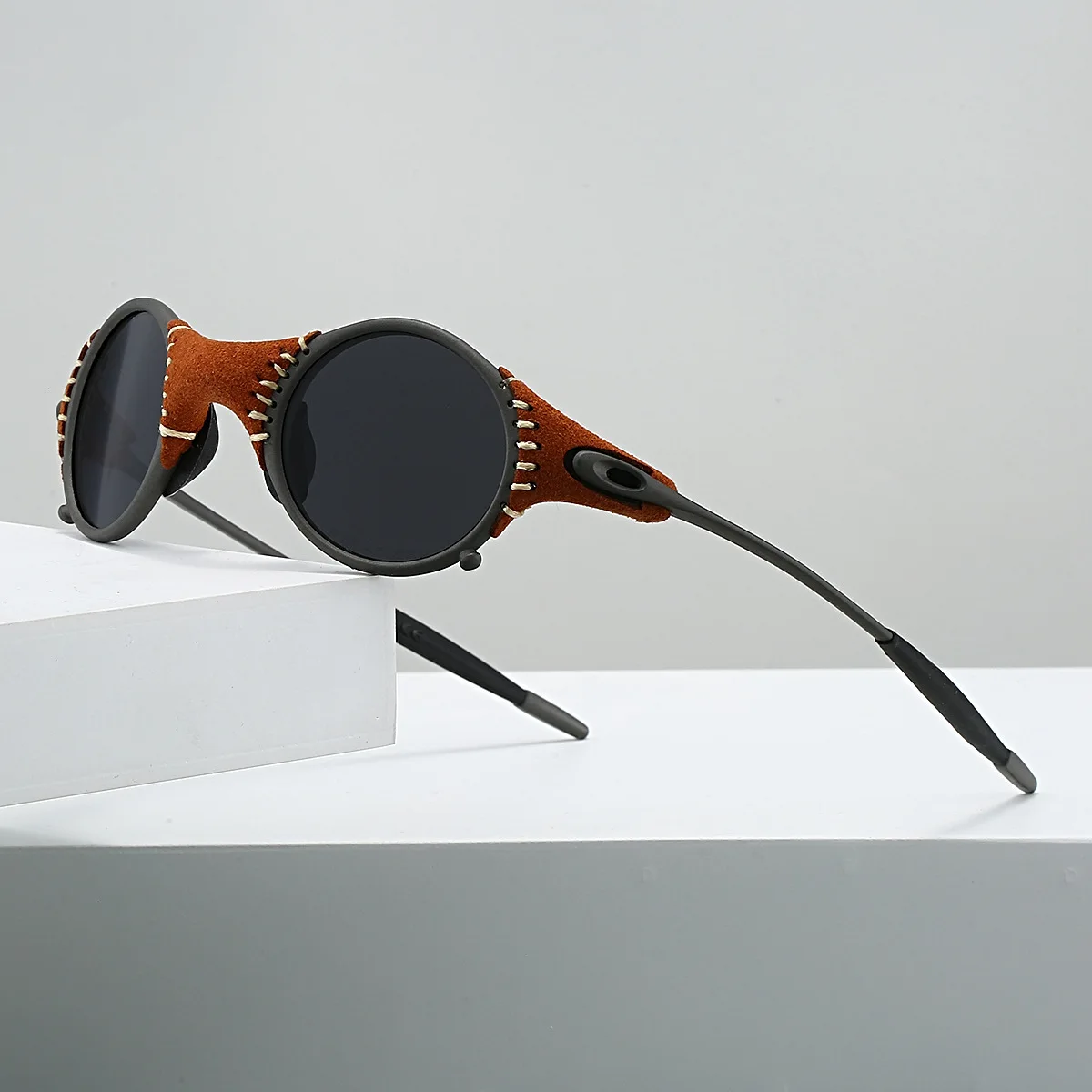 

Модные солнцезащитные очки 2026 года с уникальным дизайном из замши, поляризацией UV400, круглой оправой из цинкового сплава, в стиле стимпанк, трендовые