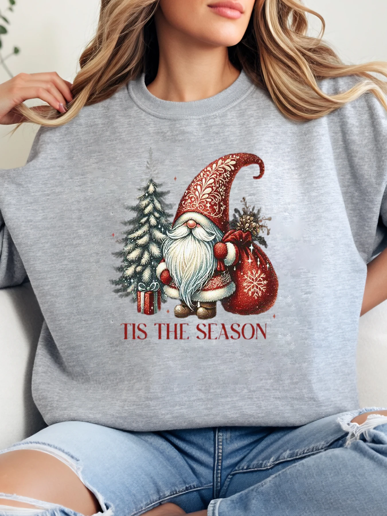 

Рождественский гном с елкой и подарками. Толстовка с принтом этого сезона. Женская праздничная повседневная одежда серого цвета больших размеров.