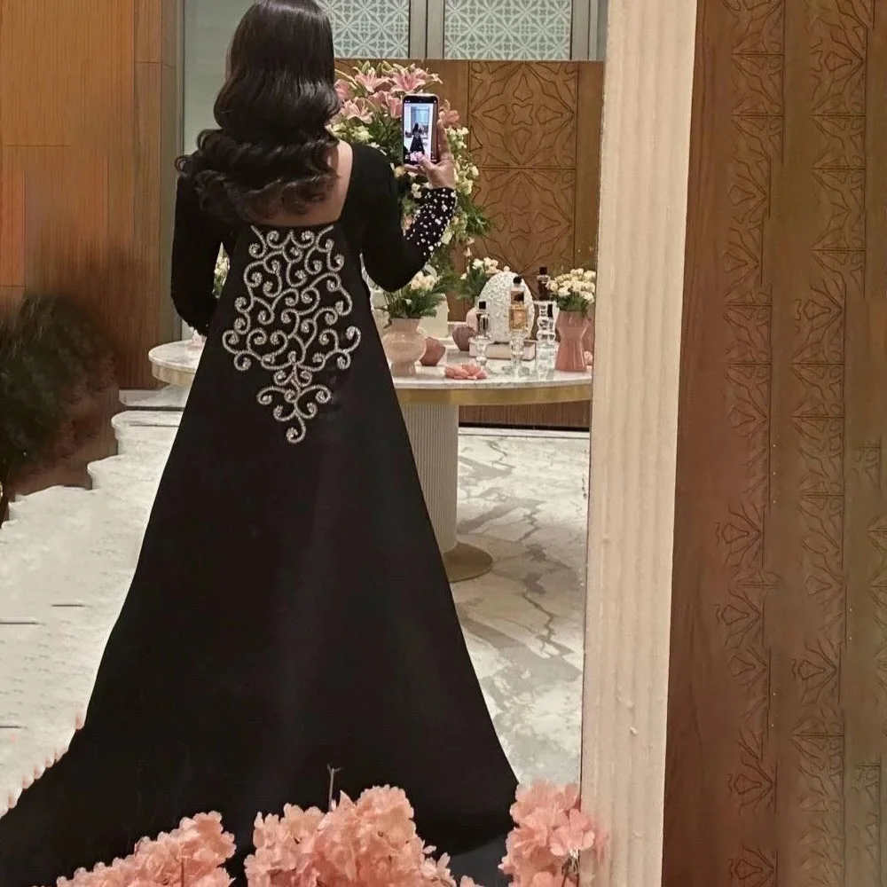 فستان حفلة موسيقية رومانسي عصري مطرز بالخرز فساتين سهرة ساحرة بأكمام طويلة طول الأرض ورقبة دائرية فستان السجادة الحمراء فاخر 2025