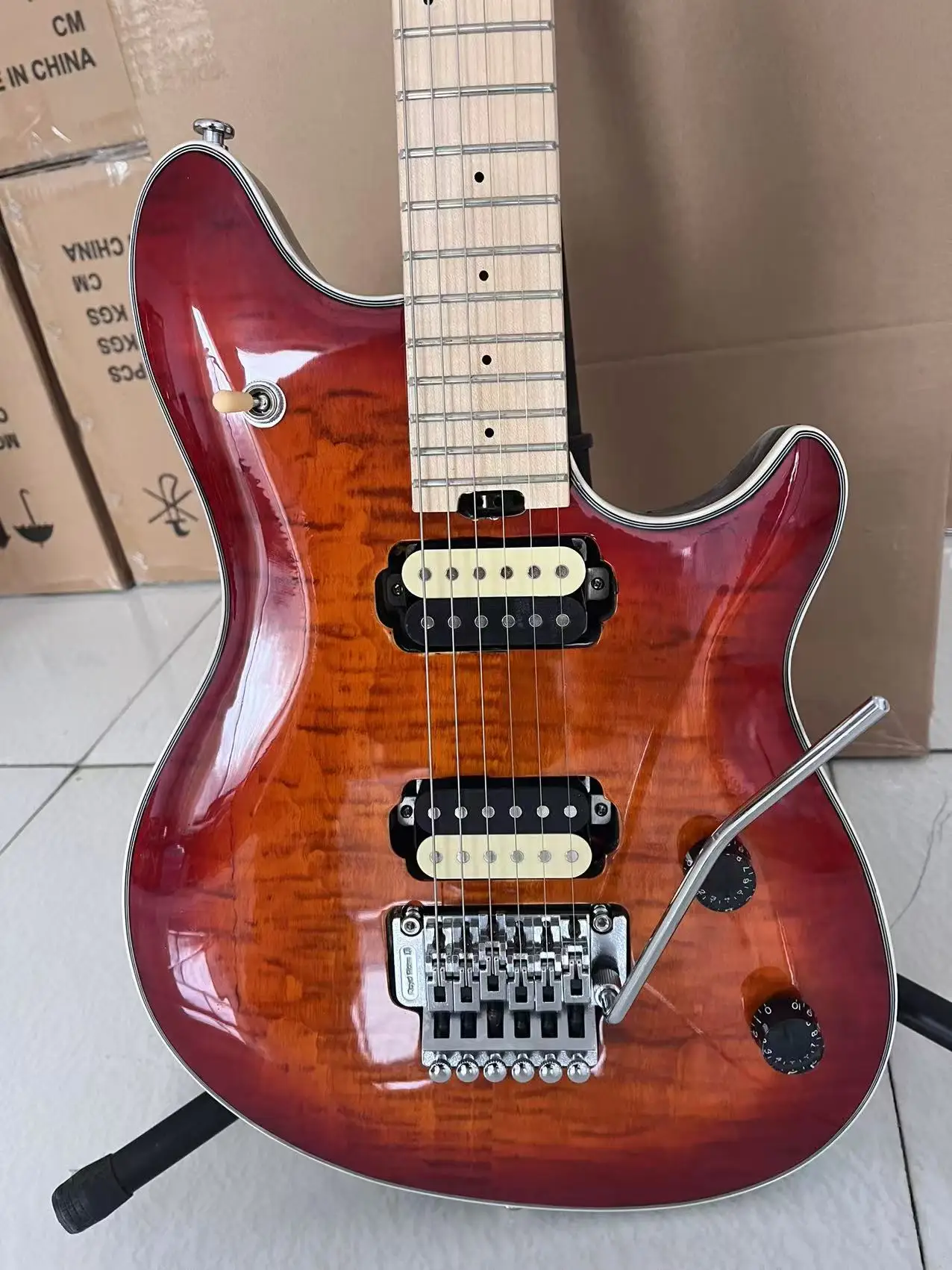 โรงงานขายตรงคุณภาพสูงกีตาร์ไฟฟ้าสีมะเขือเทศลดราคา chitarra elettrica กีตาร์พร้อมโยก