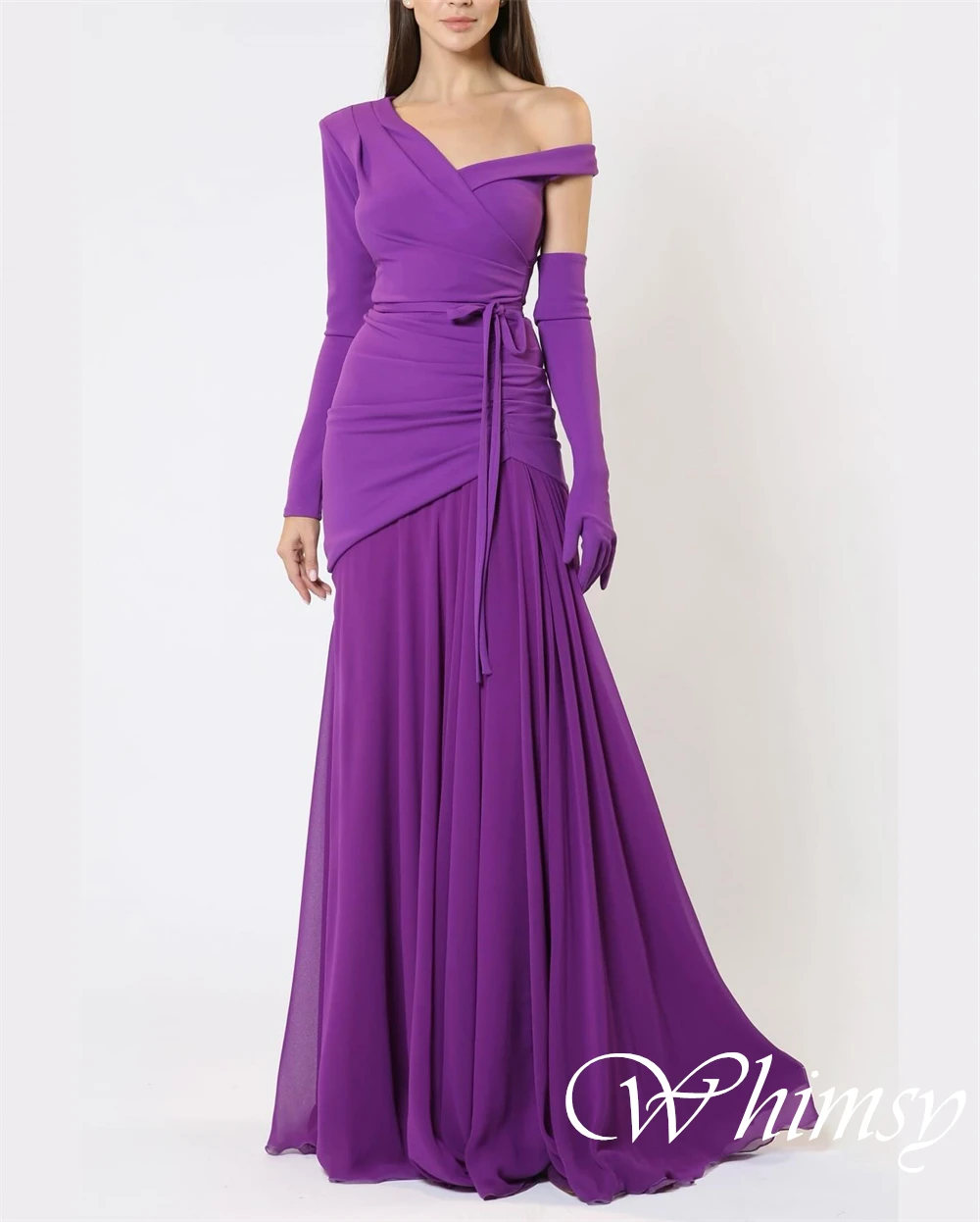 فستان سهرة مخصص برقبة على شكل حرف V مكشوف الكتفين وأكمام طويلة مستقيمة بطول الأرض فستان كوكتيل أرجواني بفتحة أمامية للحفلات الراقصة