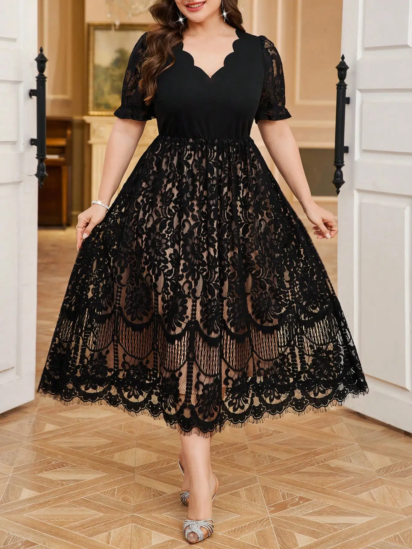 

Элегантное черное платье миди больших размеров с V-образным вырезом, короткими кружевными рукавами и юбкой с цветочным кружевом для вечеринок и свадеб