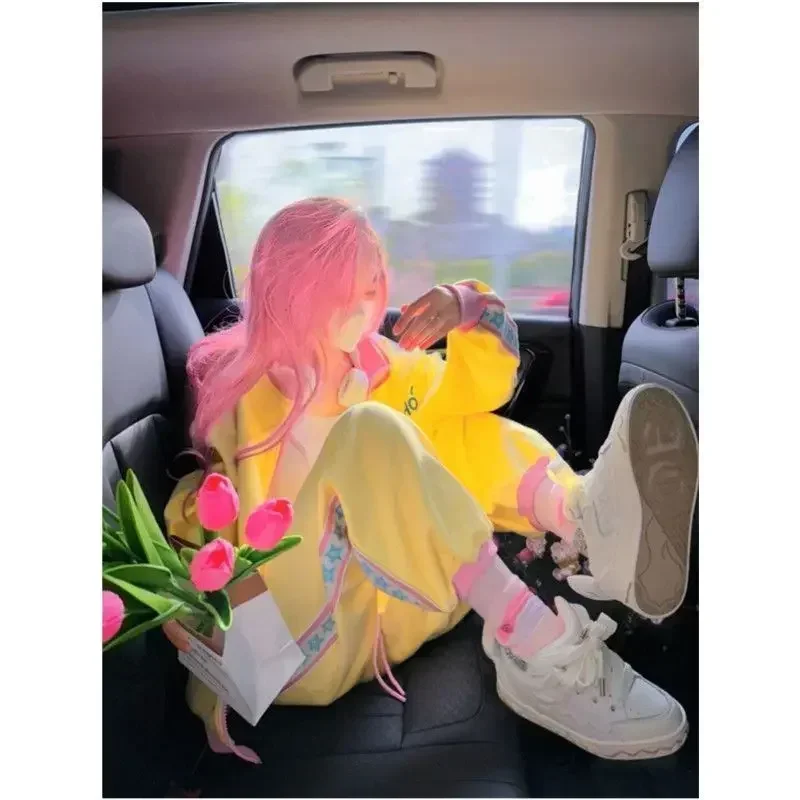 سترة صوفية عصرية فضفاضة فضفاضة لربيع وخريف 2025 من قطعتين بدلة رياضية ترفيهية من الدوبامين للسيدات