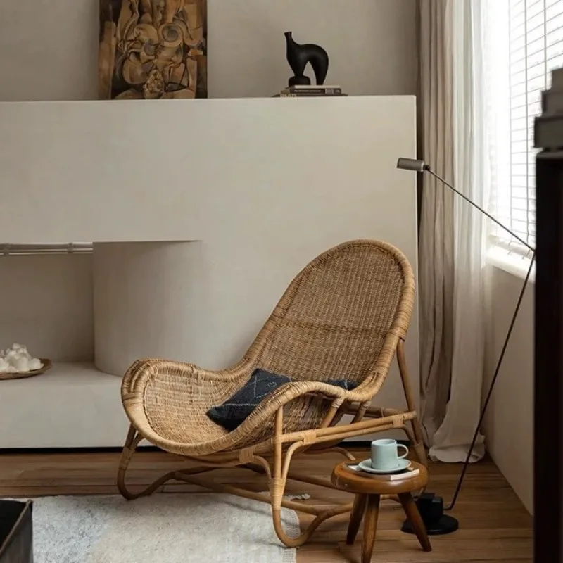 Handgefertigter Rattanstuhl mit Rückenlehne aus natürlichem Rattan und Bambus