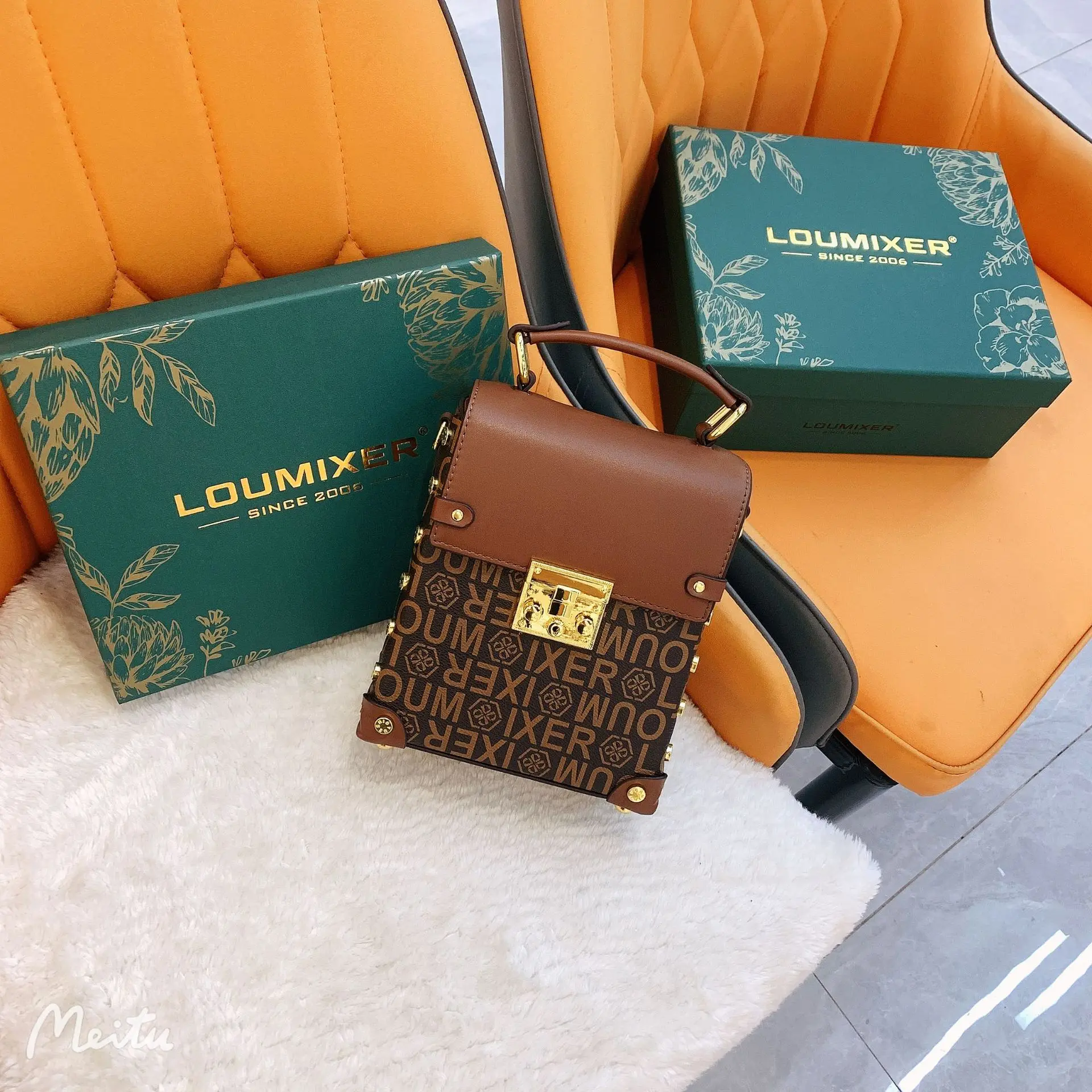 

Stylish Elegant Crossbody Handbag with Trendy Design and Solid Color for Fashionable Women