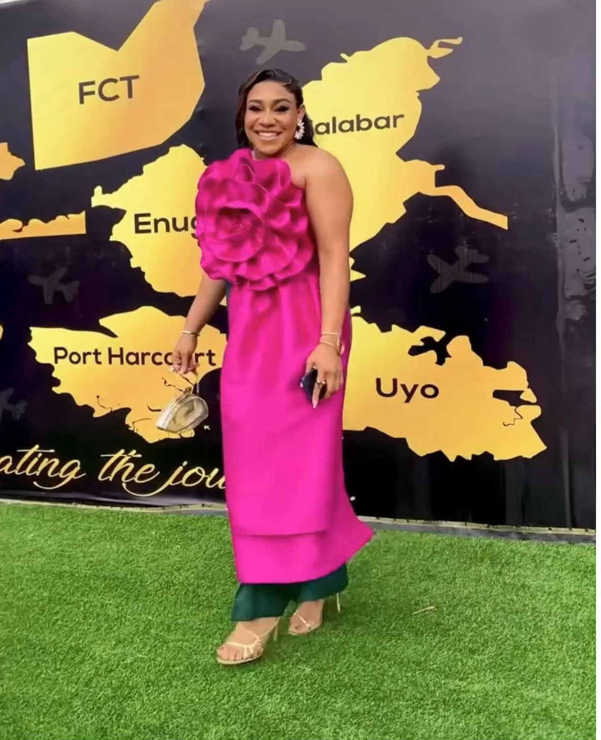 ฤดูใบไม้ผลิฤดูร้อน 2025 แฟชั่นผู้หญิงสไตล์ใหม่เสื้อกั๊ก Off-Shoulder Zipper Backless Top ขนาดใหญ่ 3D ออกแบบดอกไม้ party Top