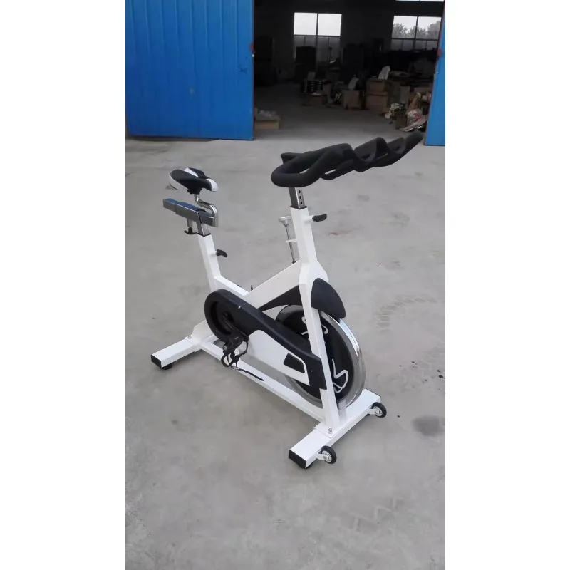 Club de ejercicios comercial que utiliza bicicletas de ejercicios premium para equipos de ejercicios Bicicletas giratorias