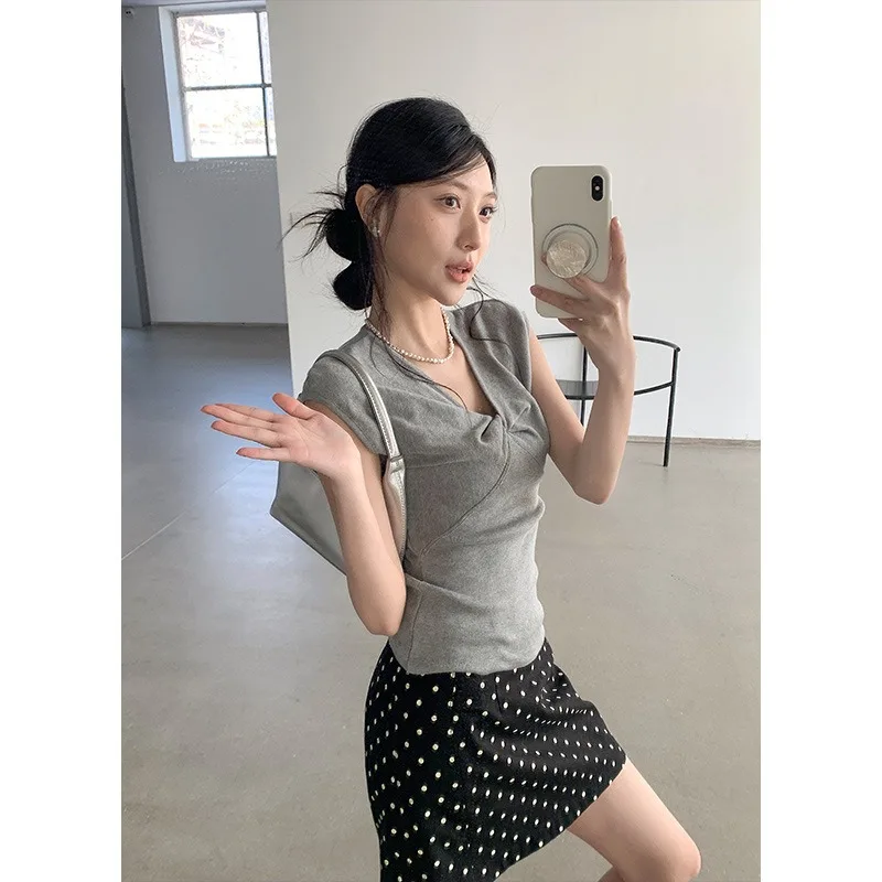 

Solid-color Design-inspired Sleeveless Knitted Sweater for Women A Versatile Solid Color V-neck Top in Korean Style