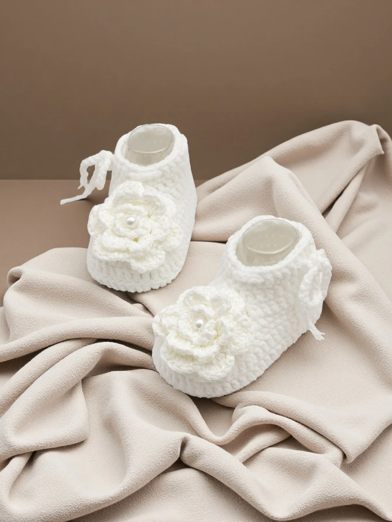 

1 пара вязаных крючком детских пинетков ручной работы с белым цветком, мягкие вязаные туфли для новорожденных с жемчужными деталями