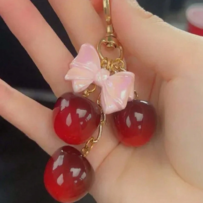 سلسلة مفاتيح الكرز الراتنج مع ورقة الذهب ومشبك جراد البحر سحر، لامعة الكرز قلادة الديكور للنساء حقيبة الموضة سحر