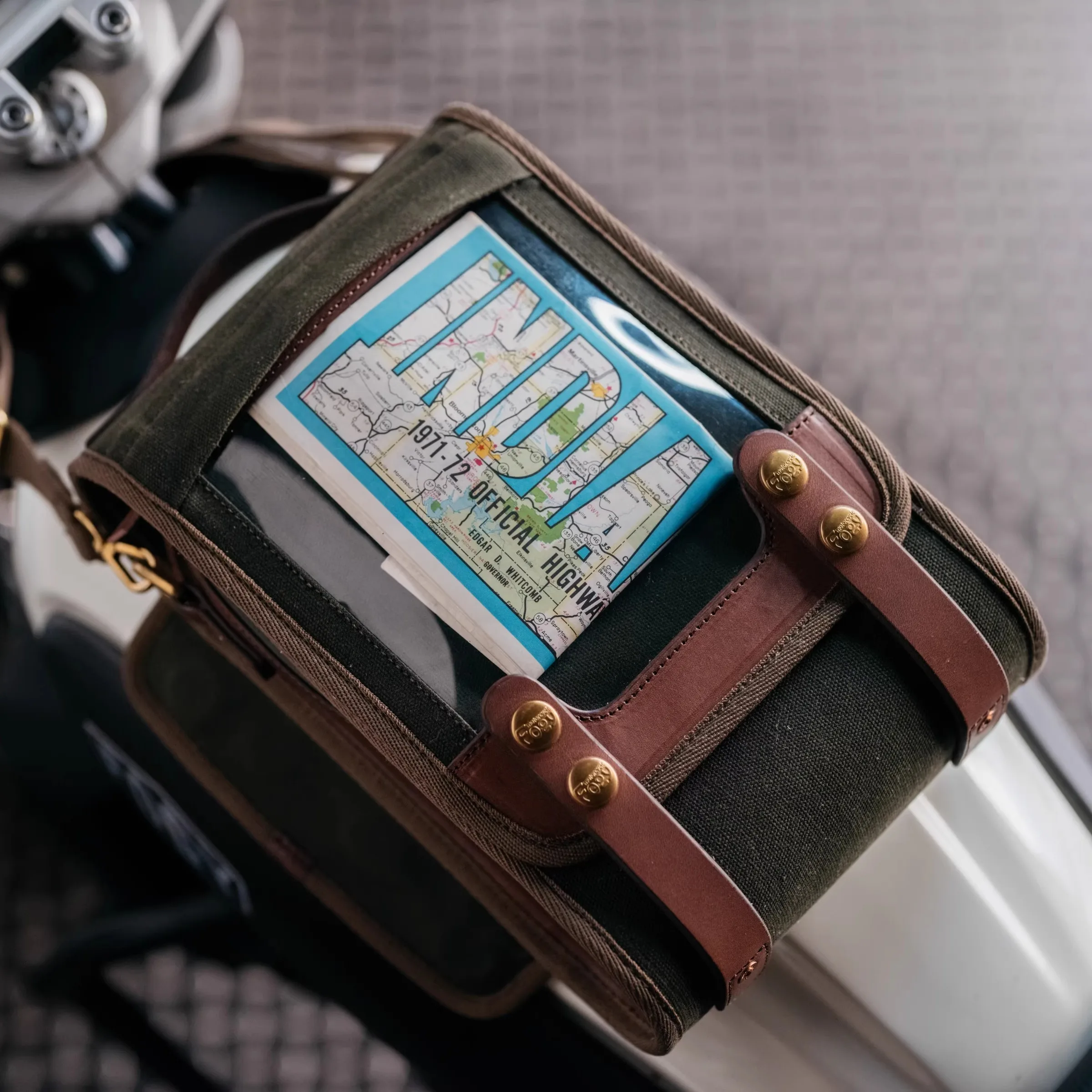 Retro Motorcycle Magnetic Suction Fuel Tank Bag Motorcycle Travel Oil Wax Waterproof Quick-release Cycling Fuel Tank Map Bag