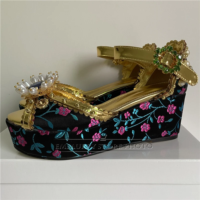 Sandali con zeppa in raso con fiore ricamato scarpe da festa con fibbia in strass con rivetti con plateau alto da donna estate