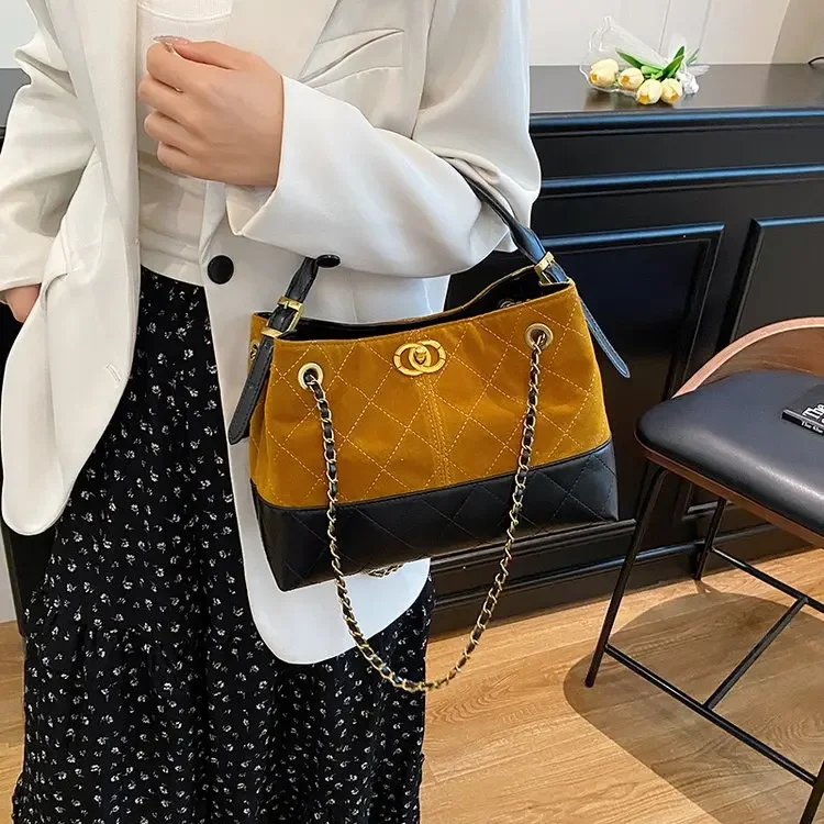 

Шикарная винтажная кожаная большая сумка, новая женская большая сумка через плечо 2025 года с регулируемой цепочкой, повседневная сумка через плечо, подарок для нее ​