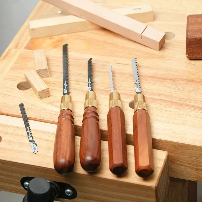 Una sierra de mano pequeña con mango de madera con hojas de sierra intercambiables, dientes finos y gruesos, es una herramienta de carpintería manual para jardín
