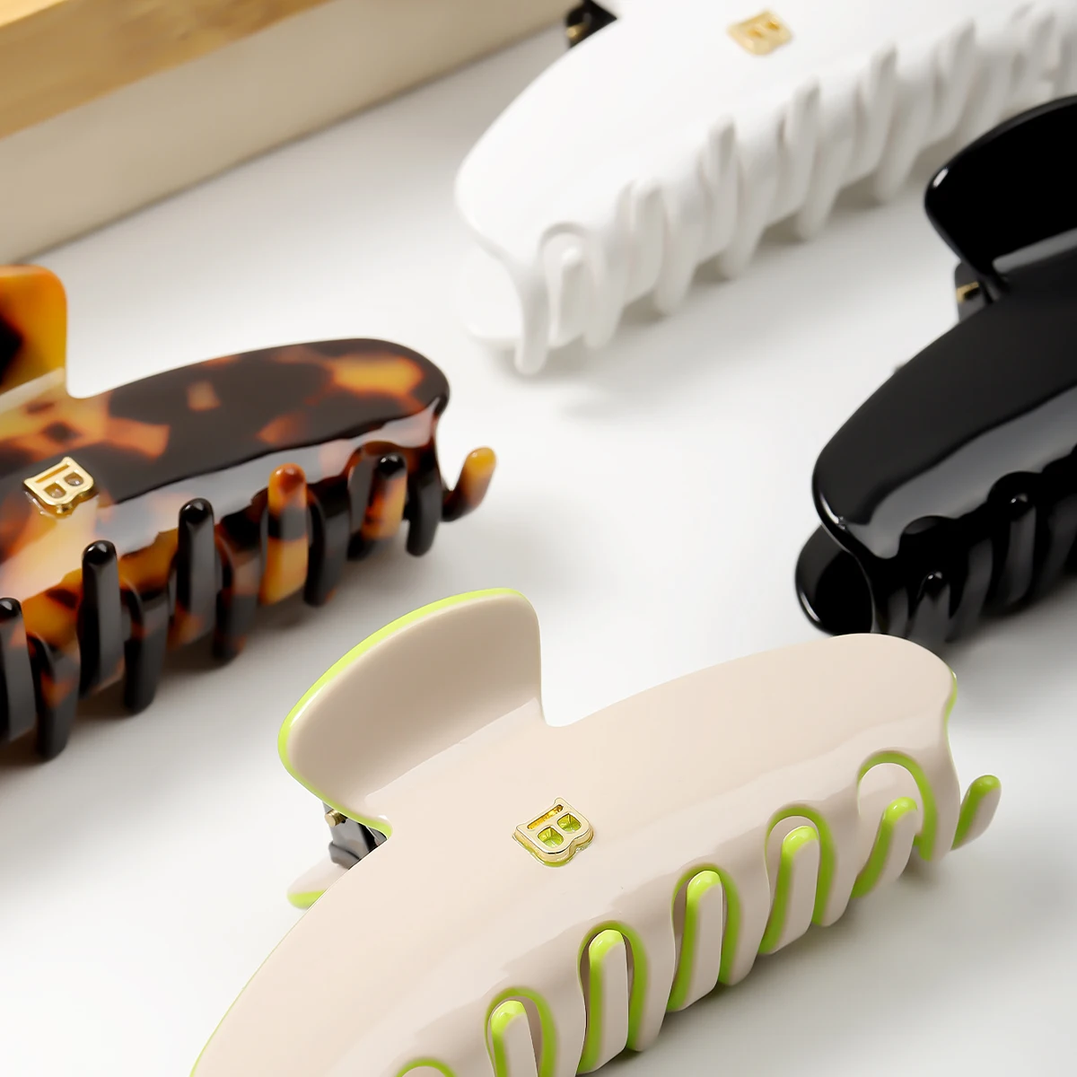 قطعة واحدة من مشبك خلات الفرنسي القديم بأحرف إنجليزية على الوجهين، لوحة رياح لطيفة، الجزء الخلفي من الرأس، زخرفة شعر بمشبك سمك القرش #4