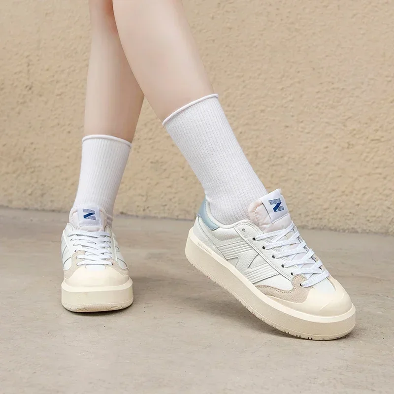 Fashionable and lightweight spring and autumn low cut couple shoes, multifunctional retro white shoes