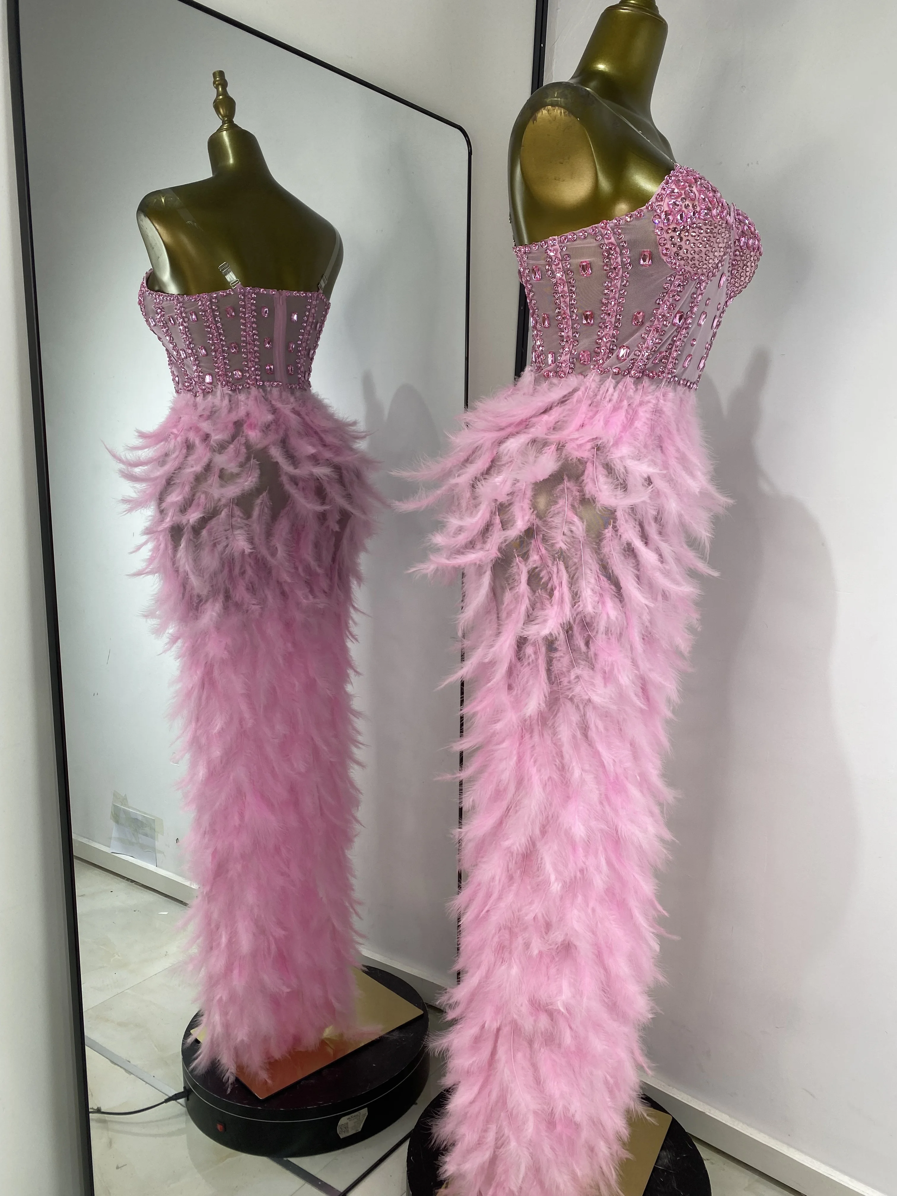 فستان عيد ميلاد وردي فاخر بأحجار الراين والريش مفتوح الساق ماكسي طويل قطعة واحدة للمشاهير رداء حفلات السهرة أزياء المسرح الرسمي