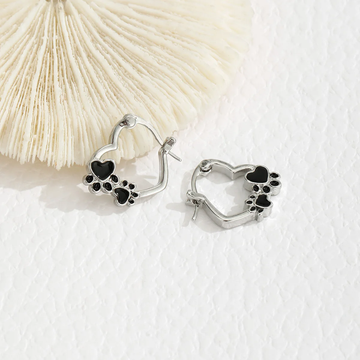 A Pair of Creative New Cat and Dog Footprint Earrings, Simple and Fashionable Oil Dripping Cute Little Animal Love Earrings Whol