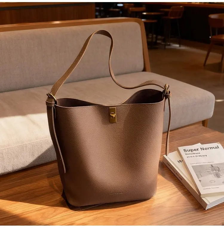 Minimalistische Kamelbraune Kunstleder-Bucket-Bag, genarbte Textur mit Schlossakzent, vielseitige Alltagstasche für Arbeit & Ausflüge – Detail 17