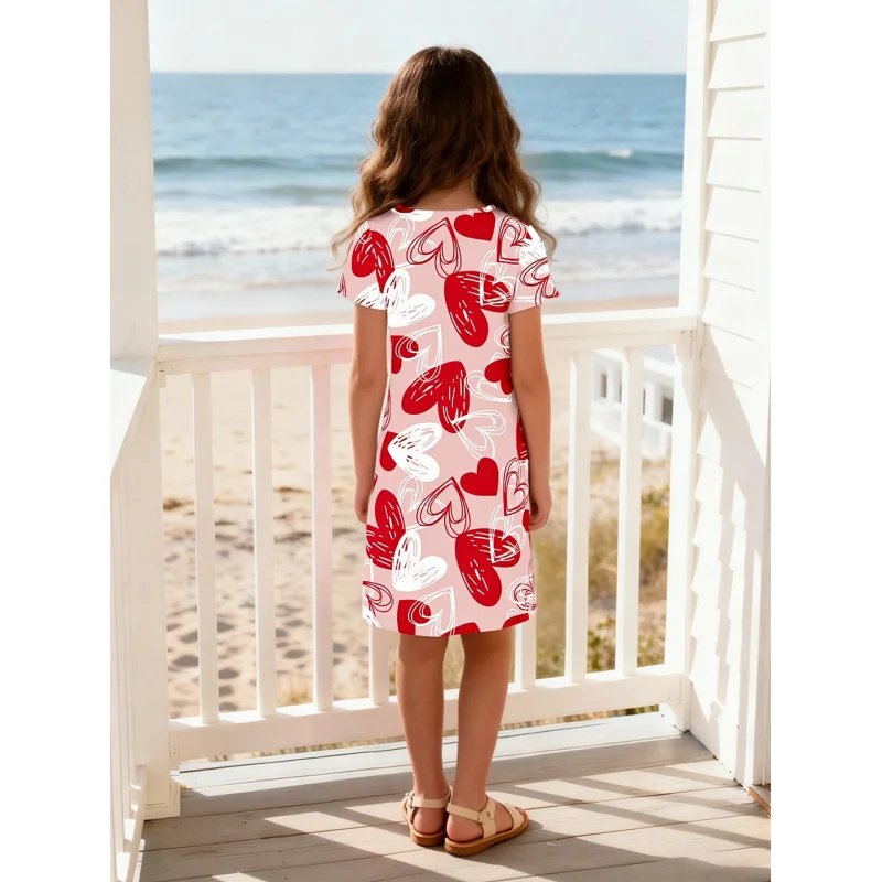 ชุดเดรสแขนสั้นลายหัวใจสีชมพูสำหรับเด็กผู้หญิง ปี 2026 กระโปรงลำลองความยาวปานกลางสำหรับเด็ก ลายหัวใจหวาน