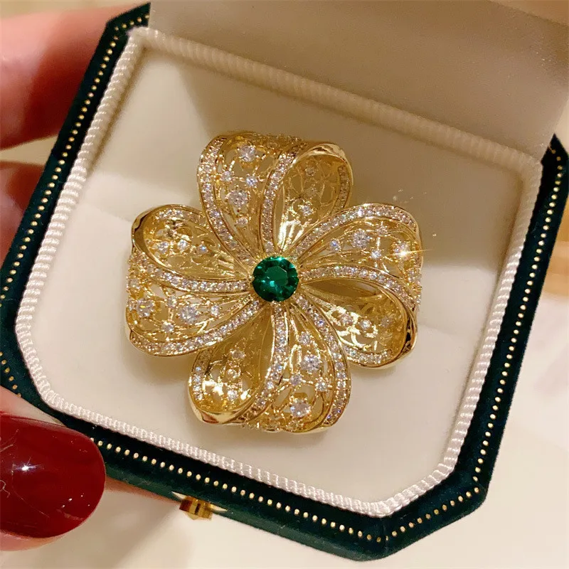 CC Court Hollow Brooches Sparkly Zirconia Flower Shape Swearter Pins Imitation Emerald Corsage High-end Vintage Brooch Gift B120