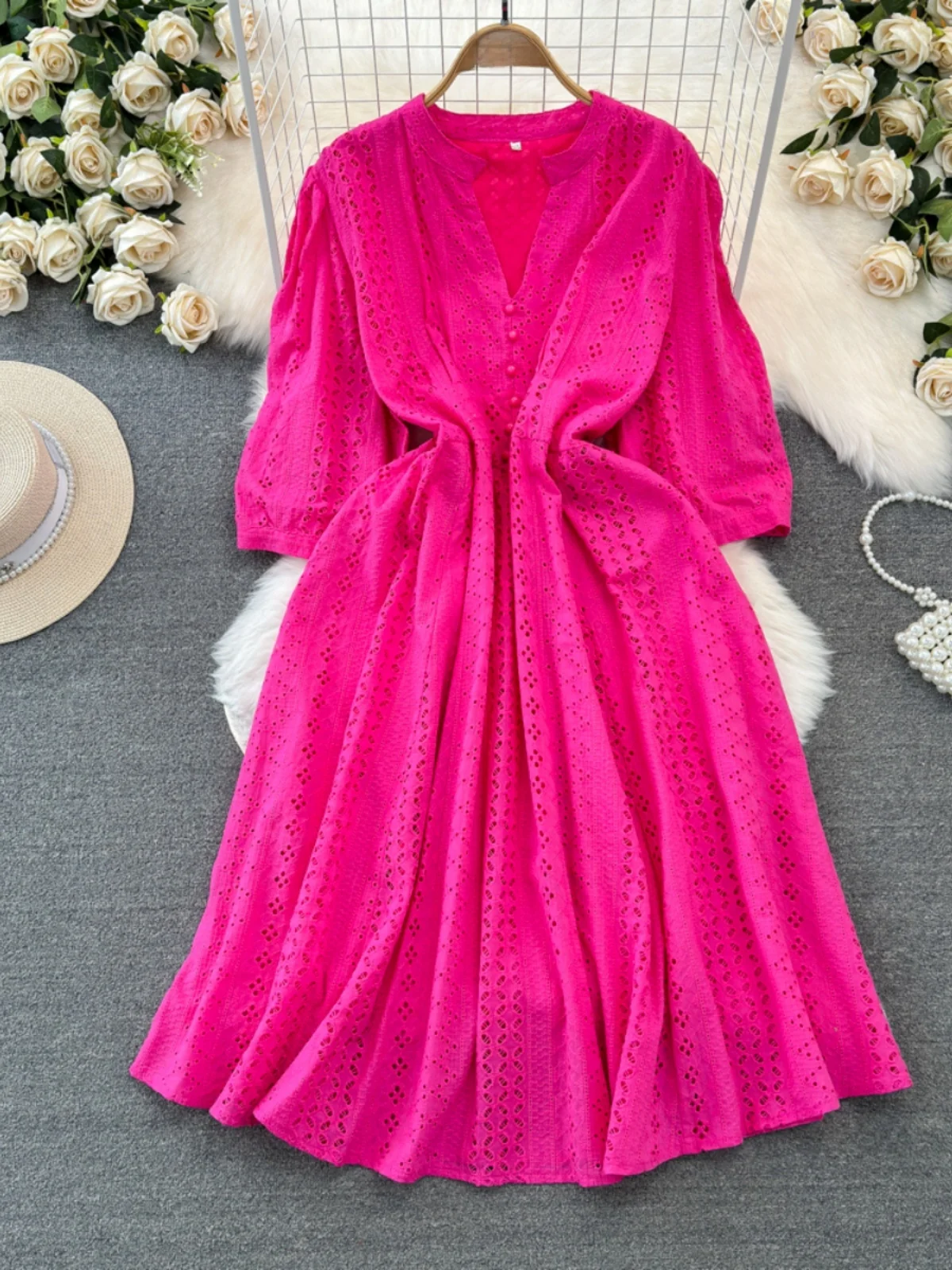 レトロなエレガントデザイン、Vネック、ウエストシェイプ、スリム効果のあるミディ丈、透かし彫りAライン、春・秋向け、五分丈、スリムフィット