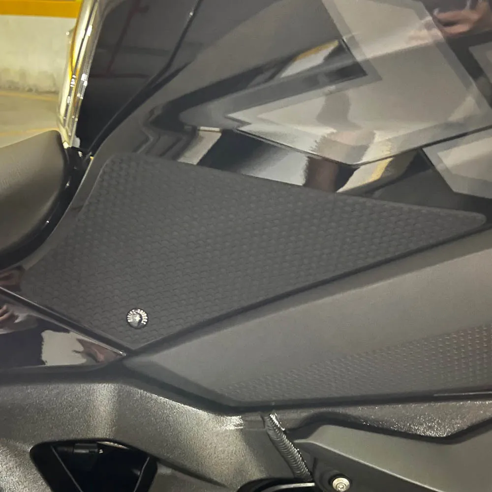 

Motorcycle Tank Traction Pad Anti Slip Sticker Gas Knee Grip Protector For BMW S1000XR M1000XR 2021 to 2025 2026