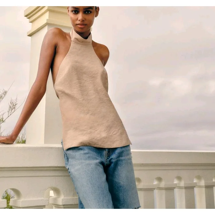 春の新作スタイル、肩出し襟、スタンドアップ、ノースリーブベスト、バックル装飾、ネックハンギングデザイン、レディーストップス