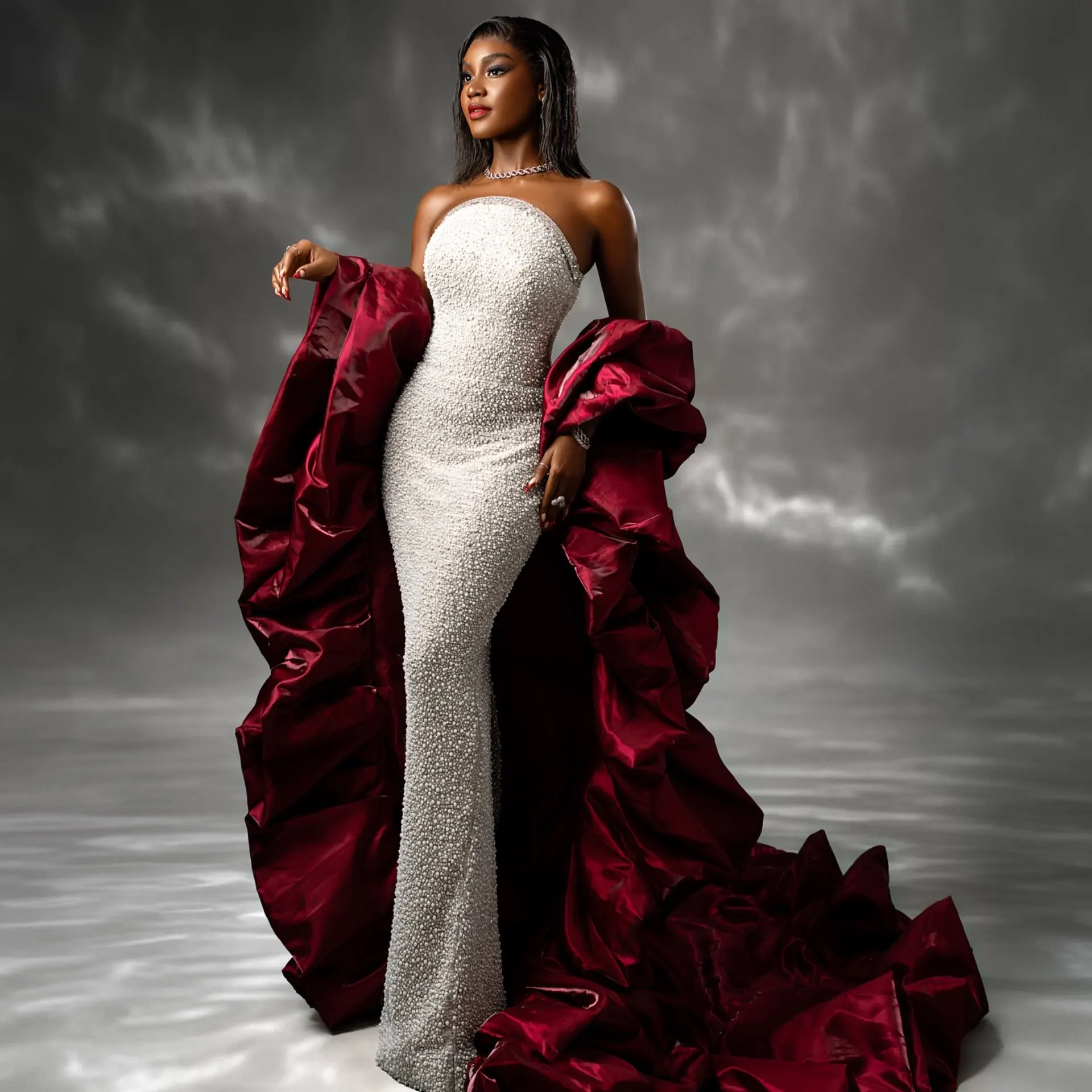 

Элегантная бордовая шелковая шаль с эффектным плиссированным дизайном — роскошная вечерняя накидка, длинная накладная куртка в стиле барокко, официальная