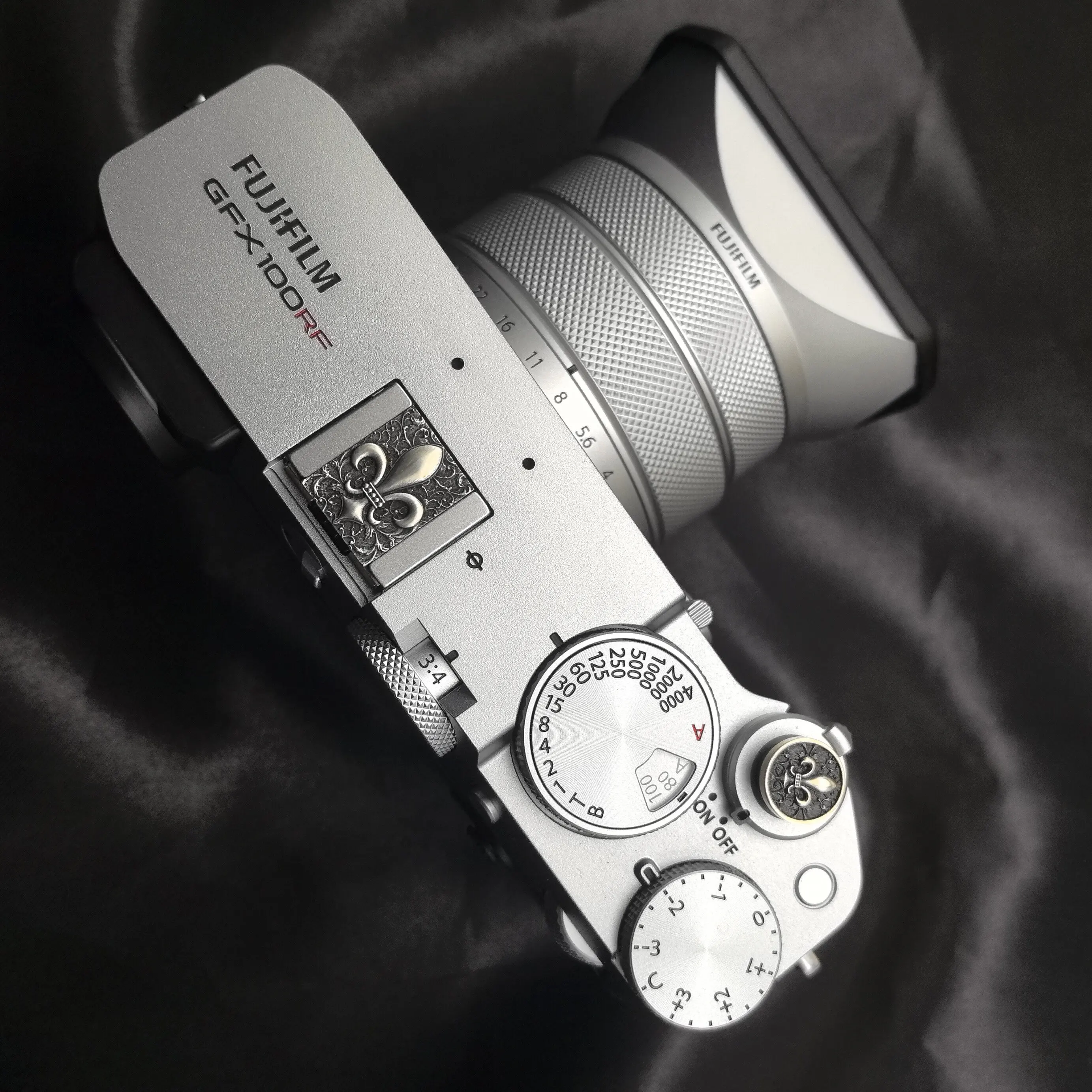 Lens Cap Vintage - ฝาครอบฮอตชูว์แบบแกะสลักลายวินเทจ ปุ่มปลดล็อคสำหรับกล้อง Fuji XE5 X100VI XT5