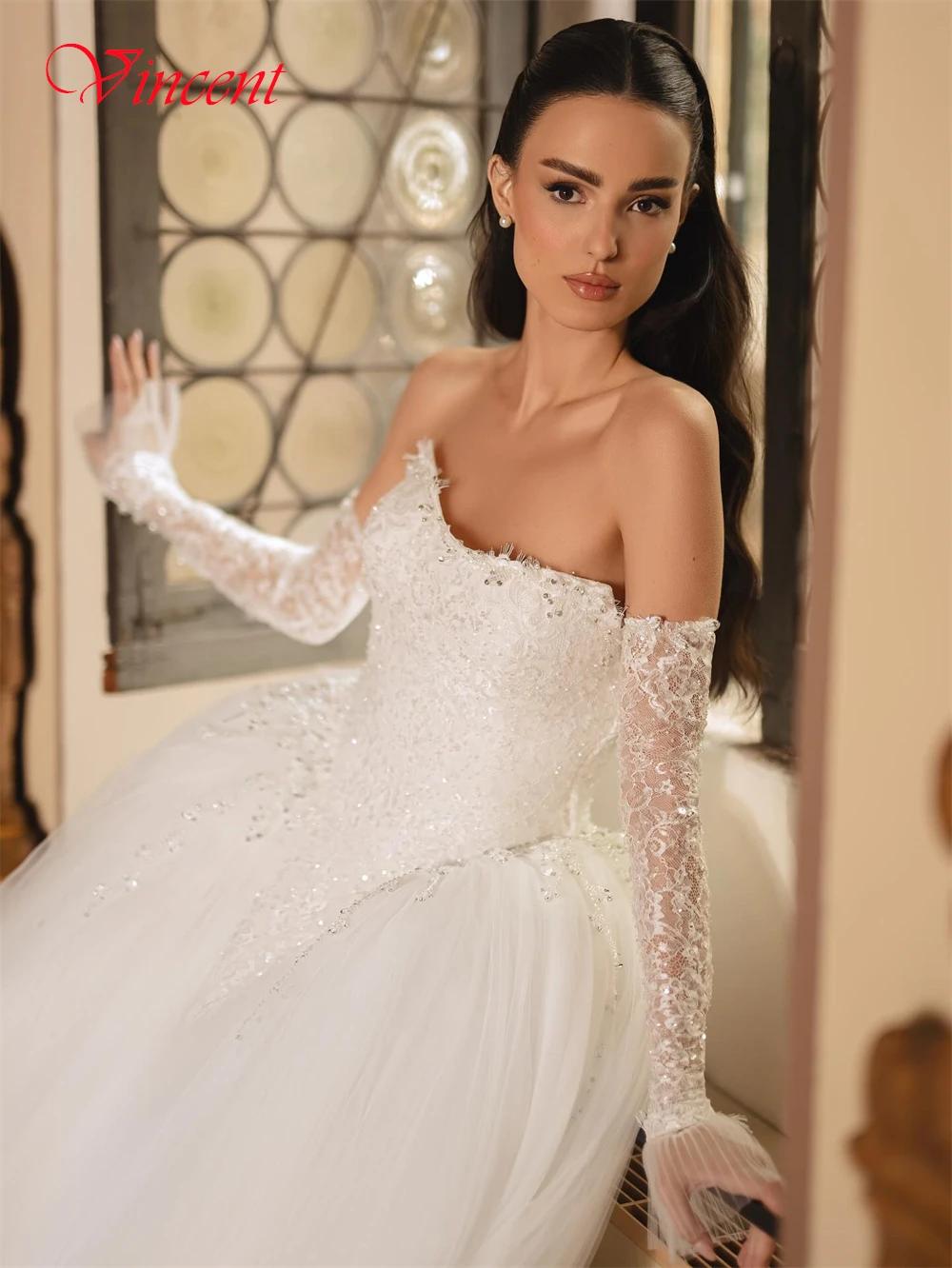 Aangepaste eenvoudige witte organza avondjurk Klassieke strapless mouwloze trouwjurken Delicate kanten rugloze bruidsjurken