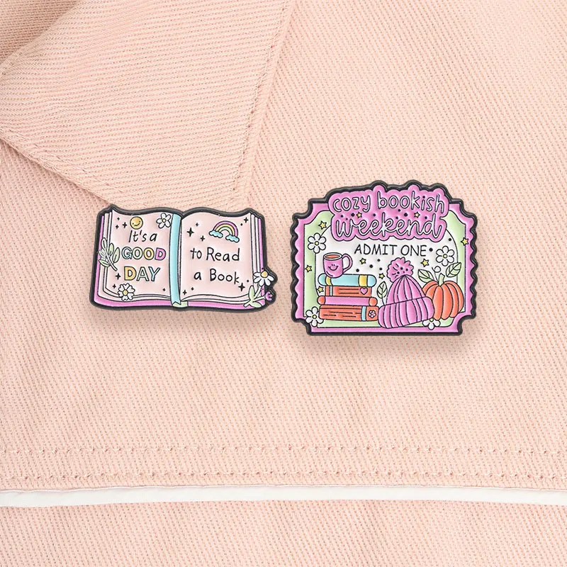 Gemütliches Buchliebhaber-Wochenende: Ein-Ticket-Einlass-Emaille-Pin – „Es ist ein guter Tag, um ein Buch zu lesen“-Brosche, Taschen- und Kleidungsabzeichen, Schmuckgeschenk für Freunde – Detail 10