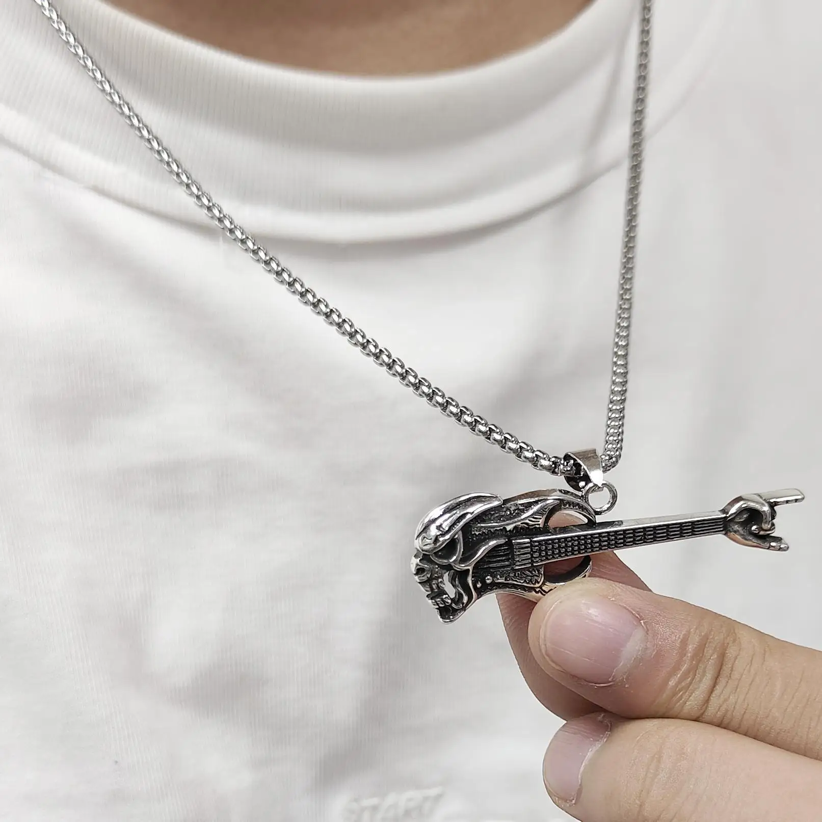 الرجعية الجمجمة باس الغيتار قلادة قلادة للرجال النساء الهيب هوب الشرير نمط اليد لفتة الترقوة سلسلة مجوهرات الأزياء Y2K هدية