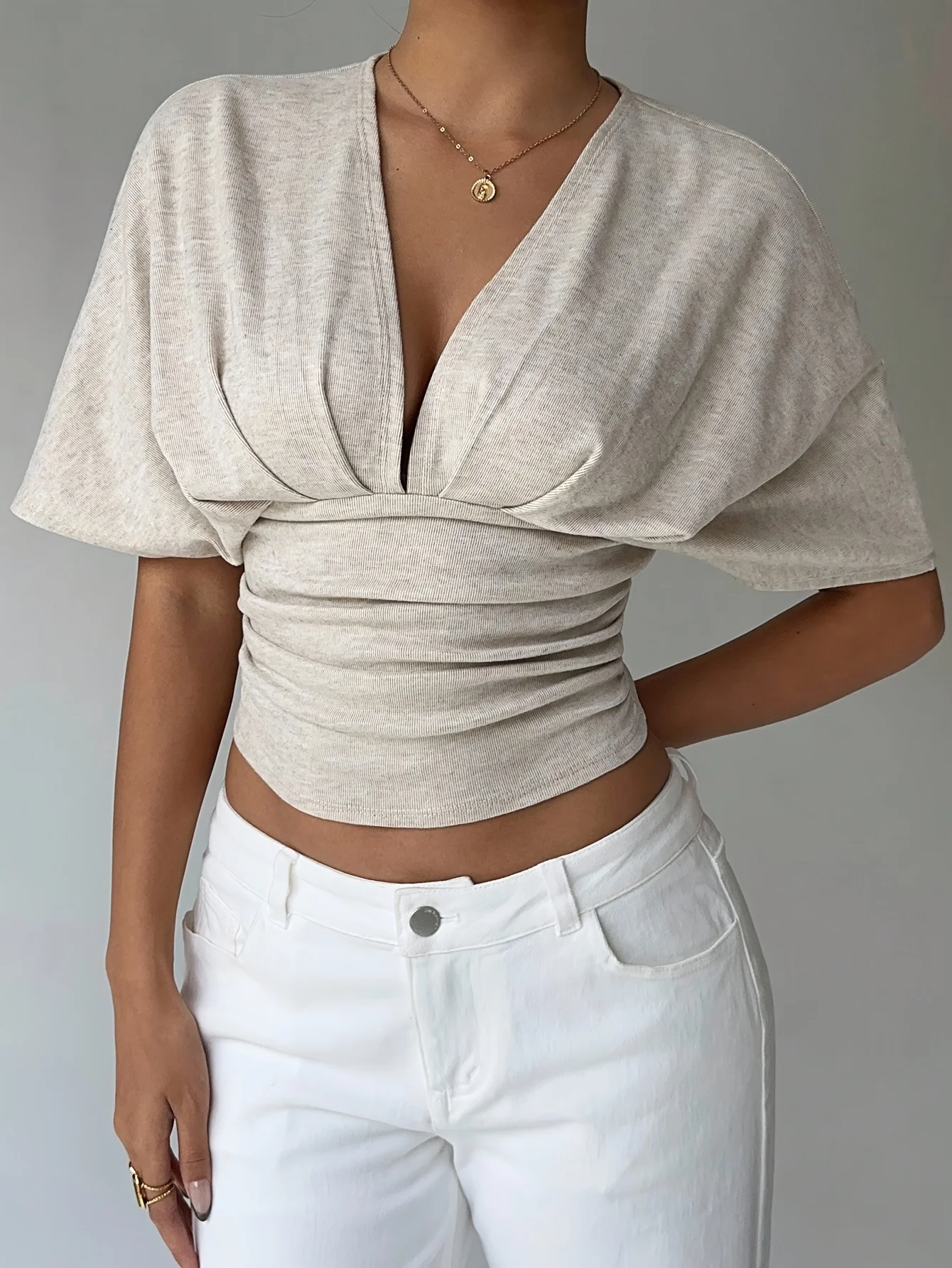 Damen Sommer T-Shirt in Aprikose mit Tiefem V-Ausschnitt und Kurzen Ärmeln, Figurbetont – Detail 3