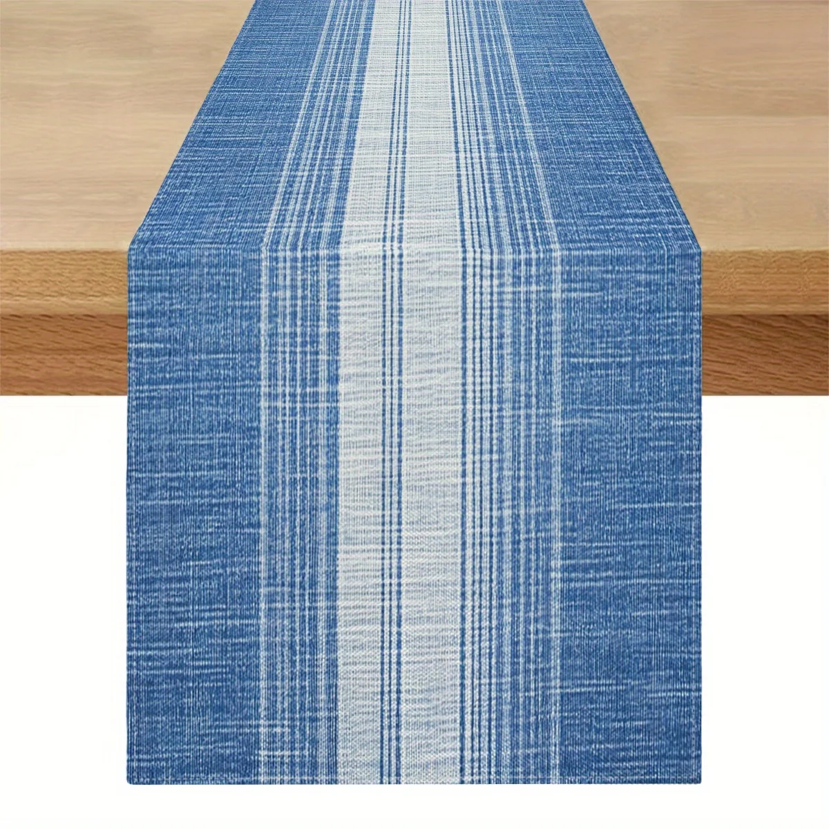 Blau-weiß gestreifter Tischläufer – moderne, traditionelle Esszimmerdekoration im nordischen Stil