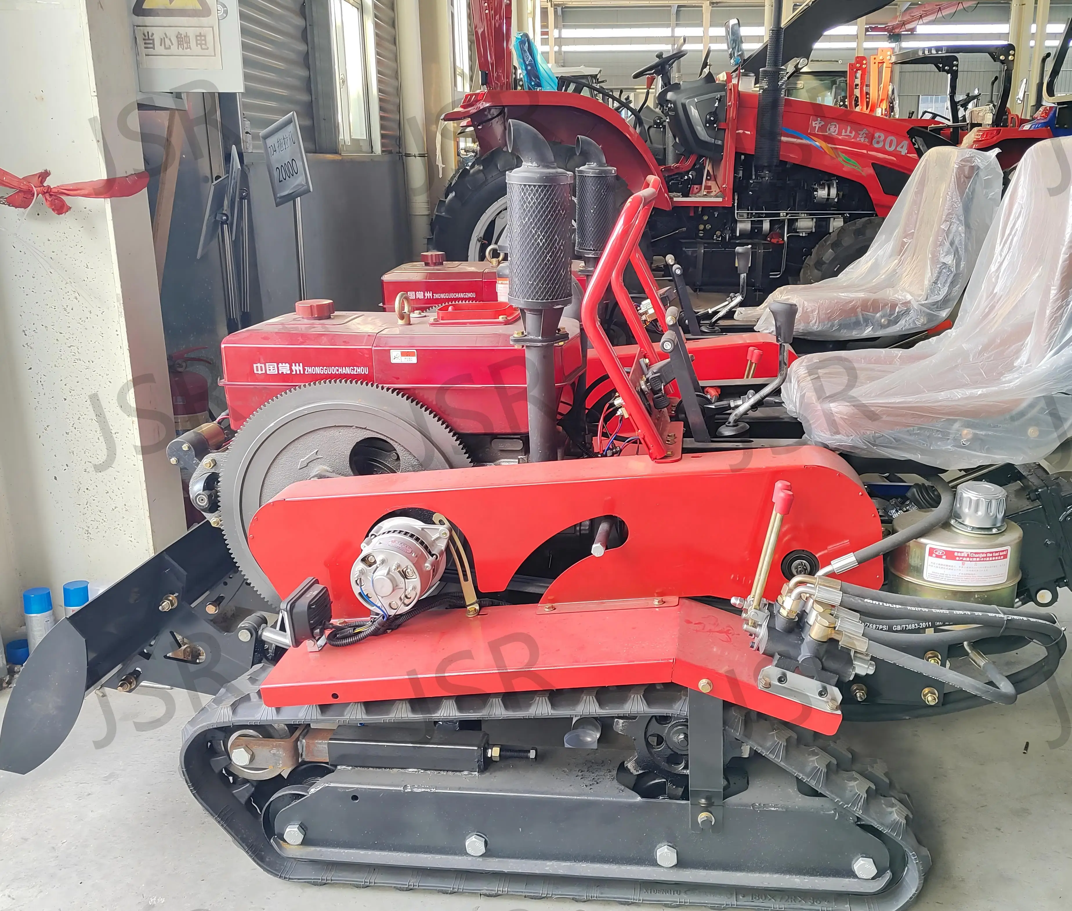 Traktor pertanian kecil yang cocok untuk operasi kebun dan lahan berpasir, dilengkapi dengan herbisida dan pendorong salju.