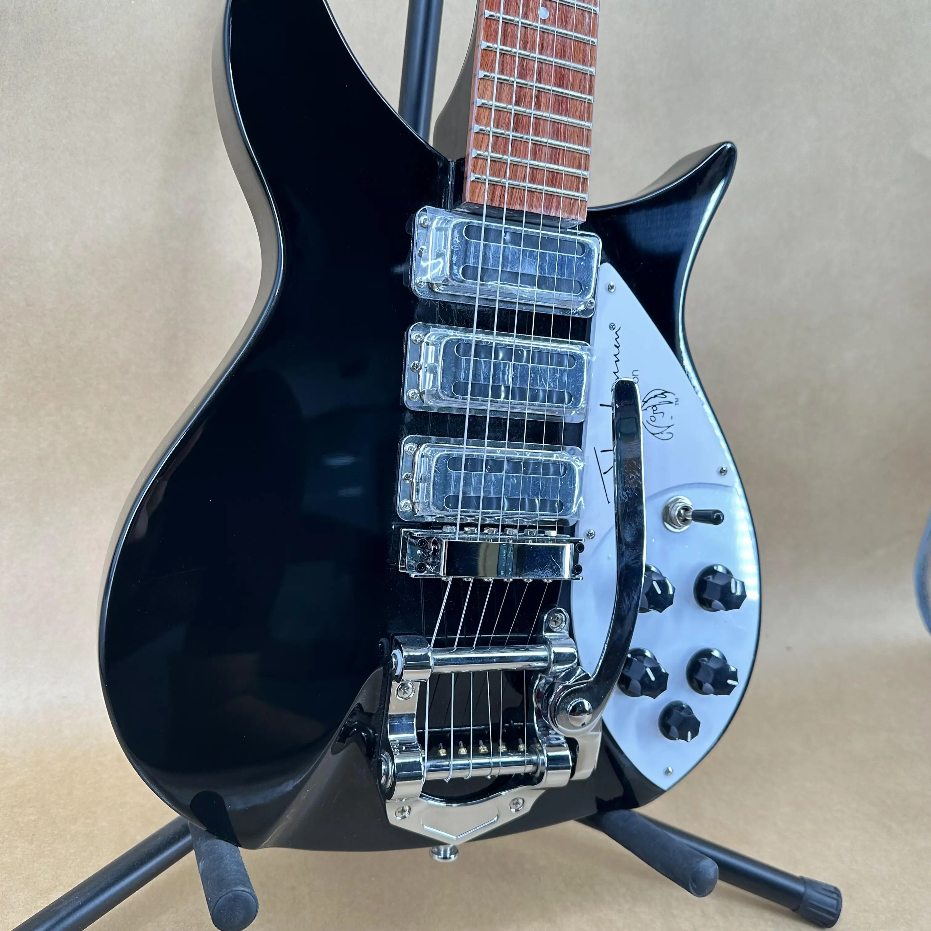 

Электрогитара Factory325 Black с звукоснимателями HHH, грифом из огненного клена, тремоло-бриджем – тематический подарок для любителей электрогитар, бесплатная доставка