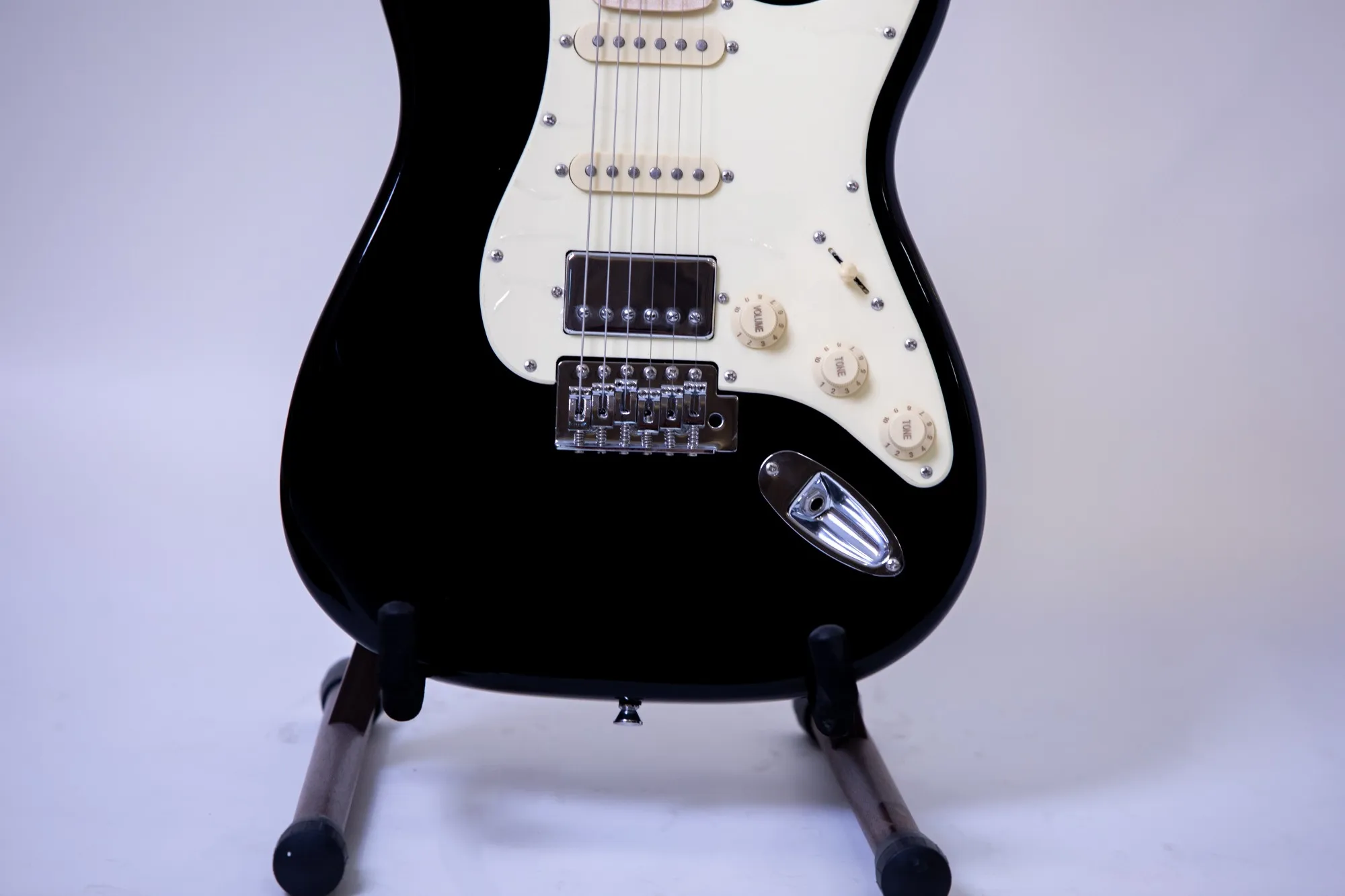 Factory directly sold, customizable, 6 string black yew electric guitar, maple guitar neck, in stock.Fingerboard: Maple。