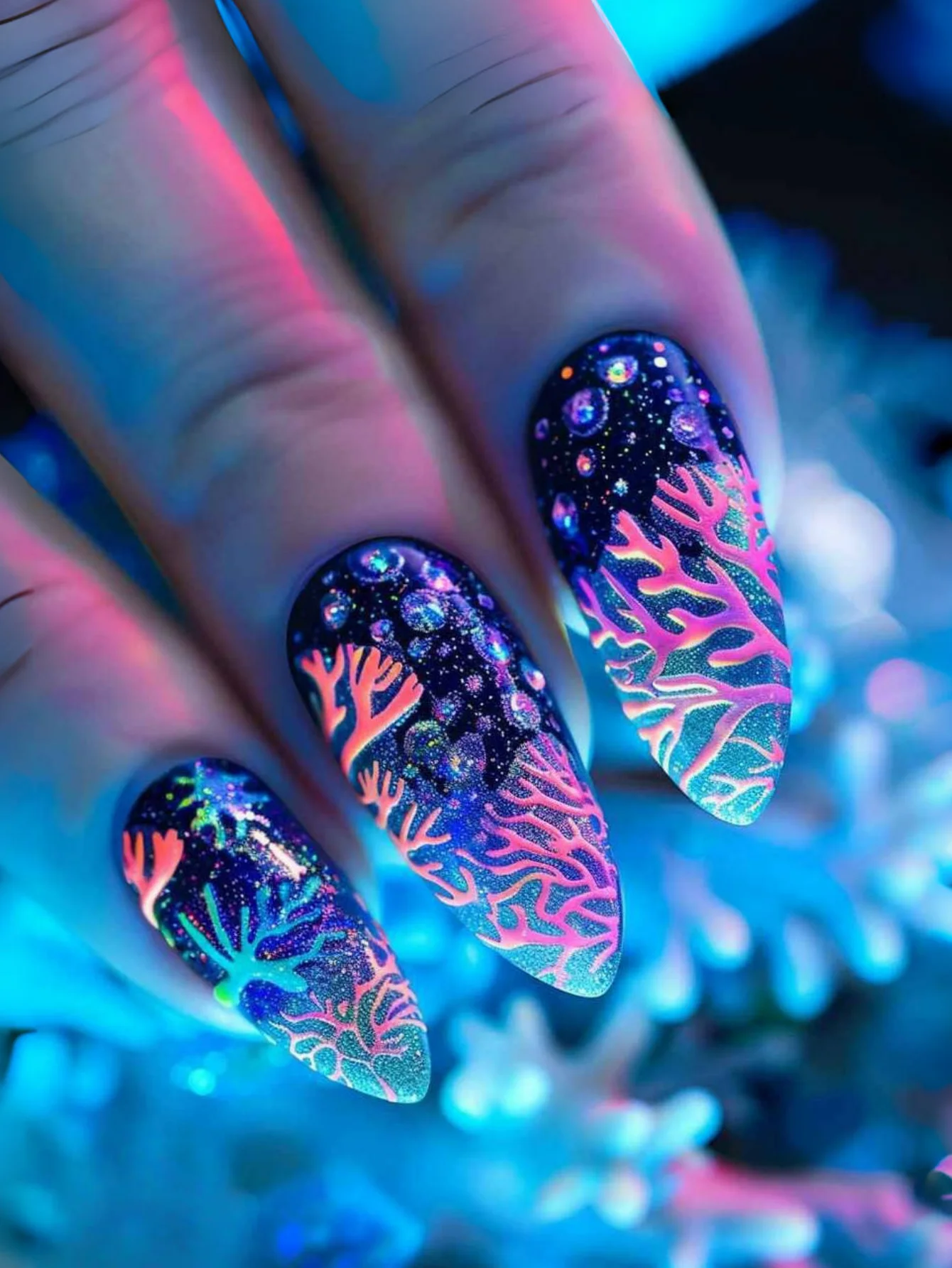 เล็บปลอมทรงอัลมอนด์ยาว 24 ชิ้น สีฟ้าลายเส้นฝรั่งเศสและลายเรขาคณิต แบบกดติดสำหรับผู้หญิง เล็บปลอมแบบถอดได้