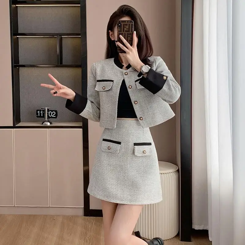 طقم نسائي من الصوف الخشن مكون من قطعتين مع سترة وتنورة شبكية لربيع وخريف 2025 طقم عطر صغير جديد