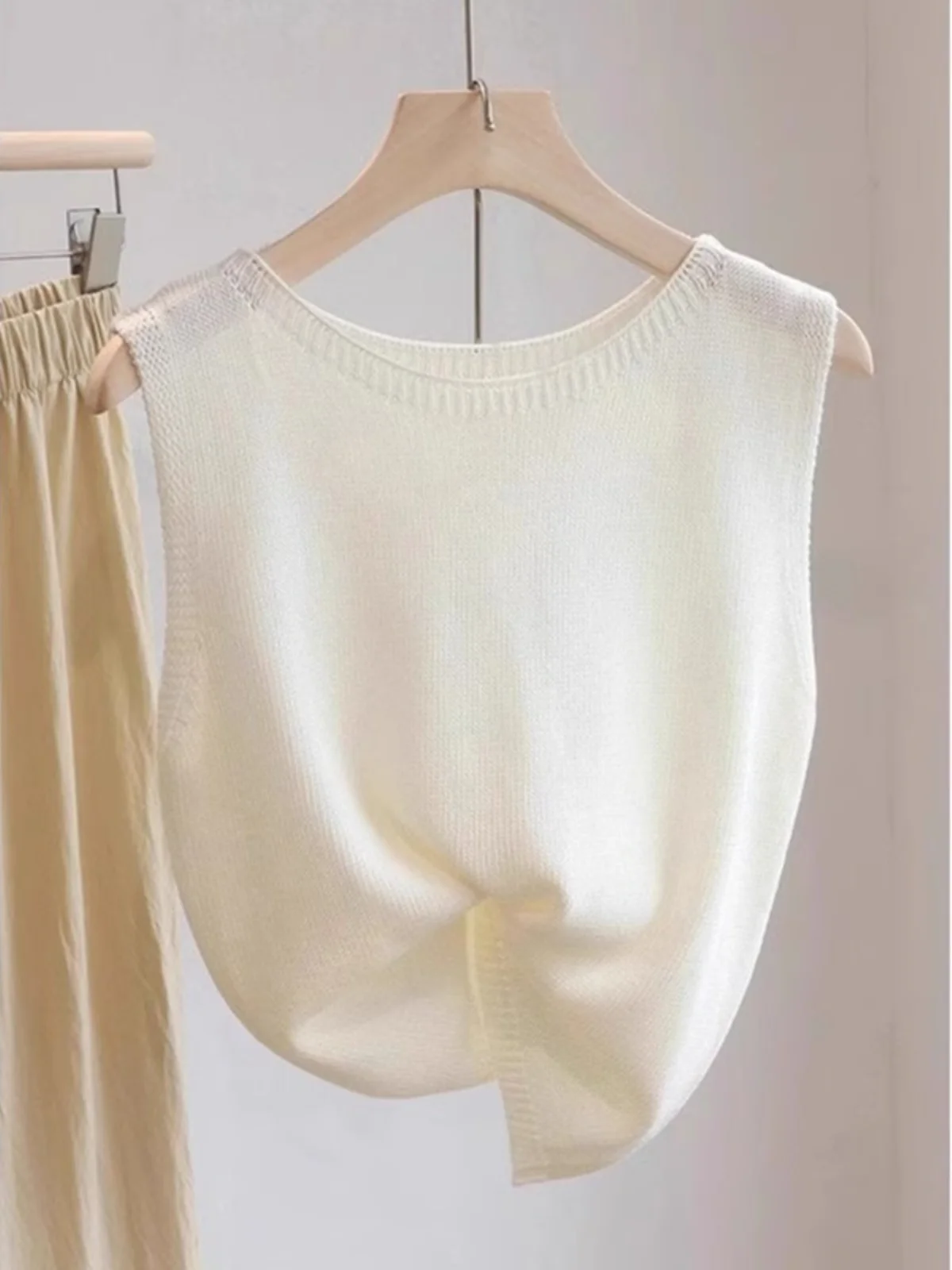 

Весенне-осенний вязаный бежевый жилет 2024 года для женщин: зимняя верхняя одежда премиум-класса для многослойных образов в корейском стиле для повседневной носки