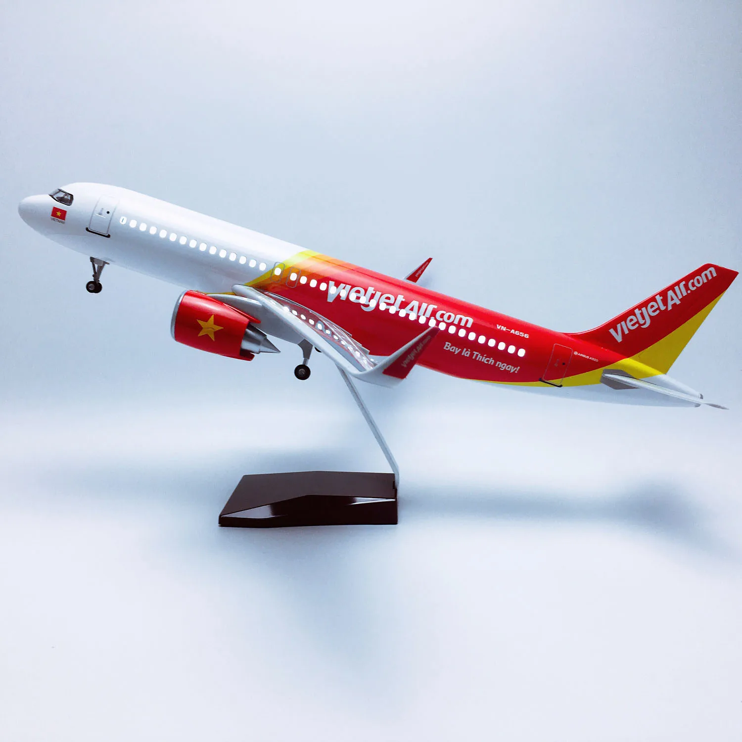 

1: 80 Scale Vietnam A320 Vietjet Plane Model 47cm Resin Miniature Airplane With Wheels And Lights Toys Boys Kids Aircraft gift