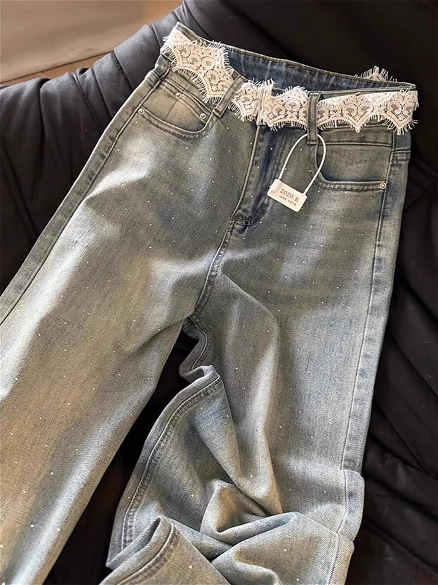

Женские джинсы с высокой талией, прямые, светло-голубые, с эффектом потертости, с кружевным поясом, контрастными карманами и стразами, повседневные джинсовые брюки