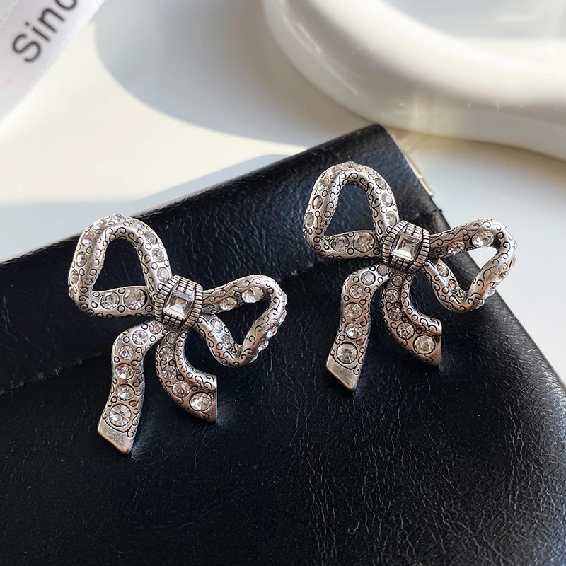 

Retro high-end sense light luxury medieval texture bow exaggerated stud earrings
