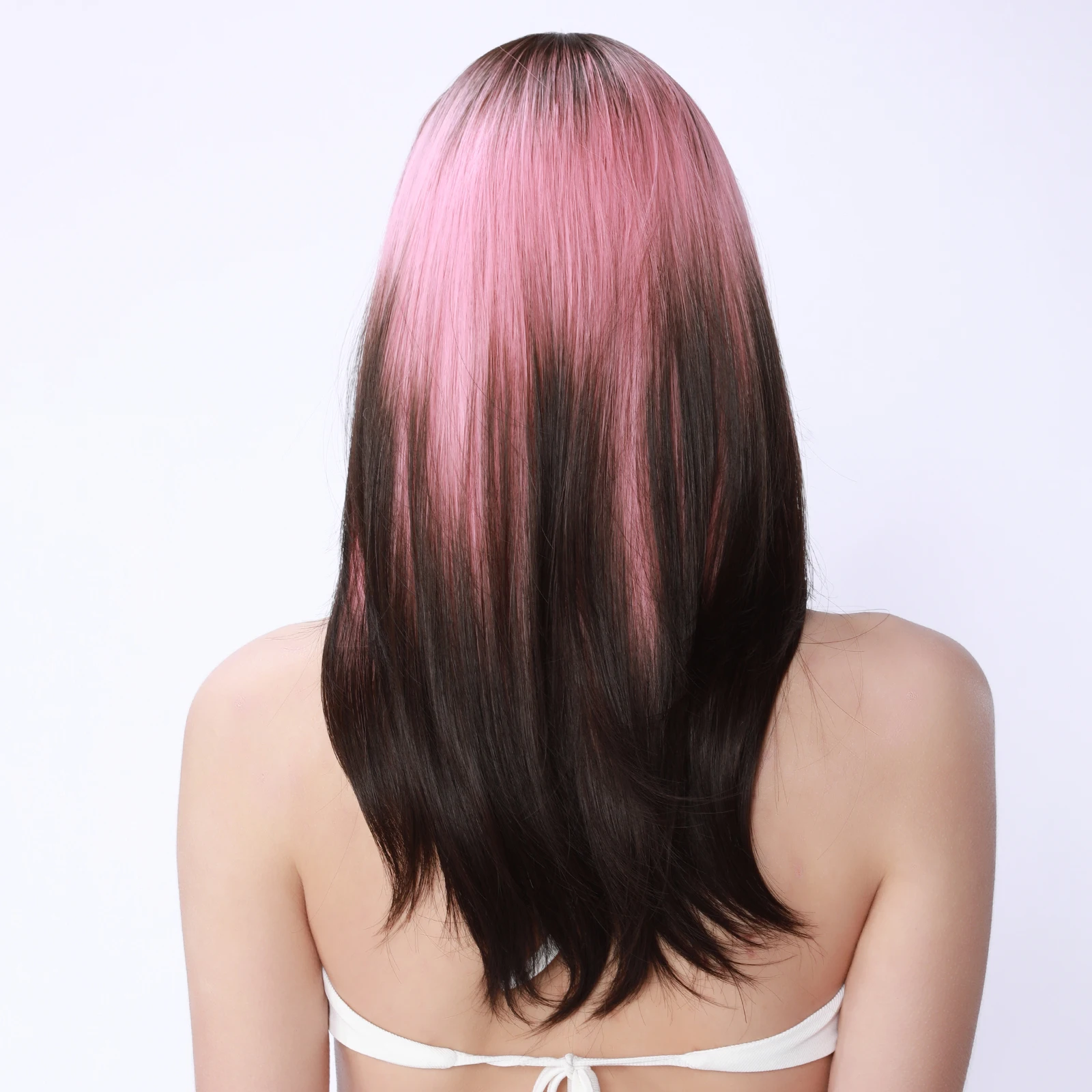 

1 женский парик, выполненный из термостойкого синтетического волокна, создающий естественный объем.