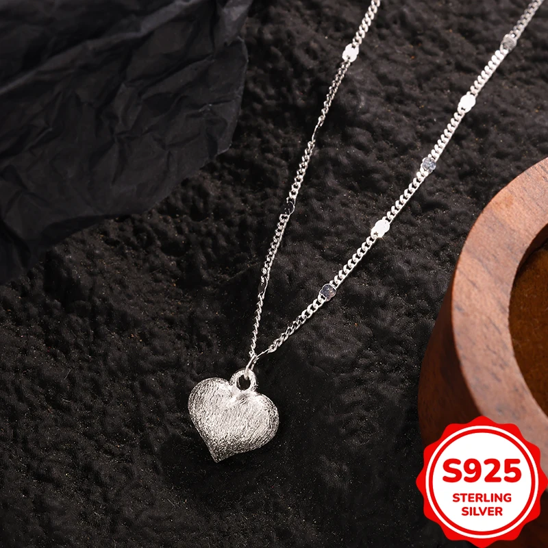 

Изысканное роскошное женское колье из серебра S925 пробы в форме сердца с матовой геометрической отделкой