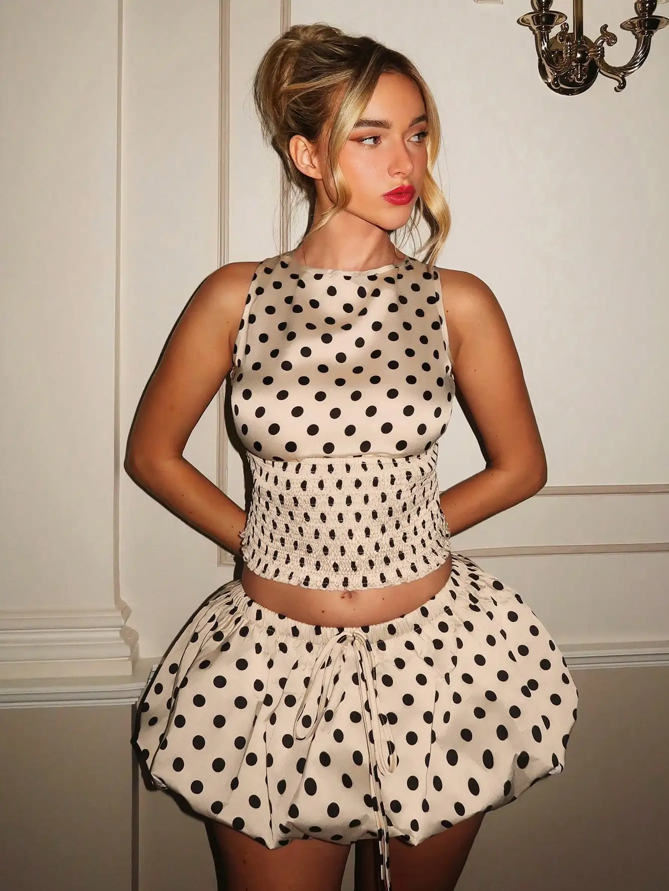 

Комплект из укороченного топа в горошек и пышной мини-юбки для женщин