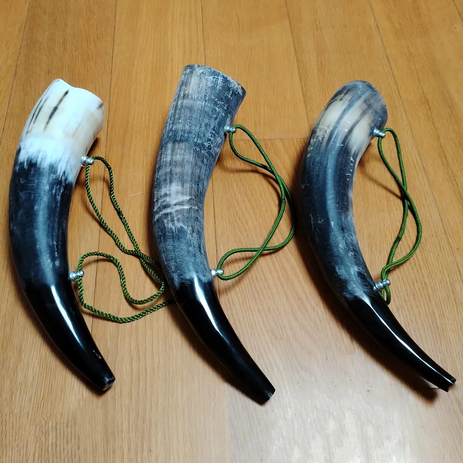 קרן נשיפת מלחמת הוויקינגים באורך 12 אינץ 'אמיתית קרב שור טרומפט מעוצבת בעבודת יד עם צליל קל ושקוף מתנה ויקינג לגברים ונשים