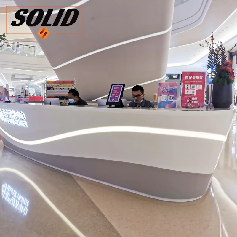 Newstyle Commercial moderne Surface solide Table de réception centre commercial Circularité bois réception comptoir