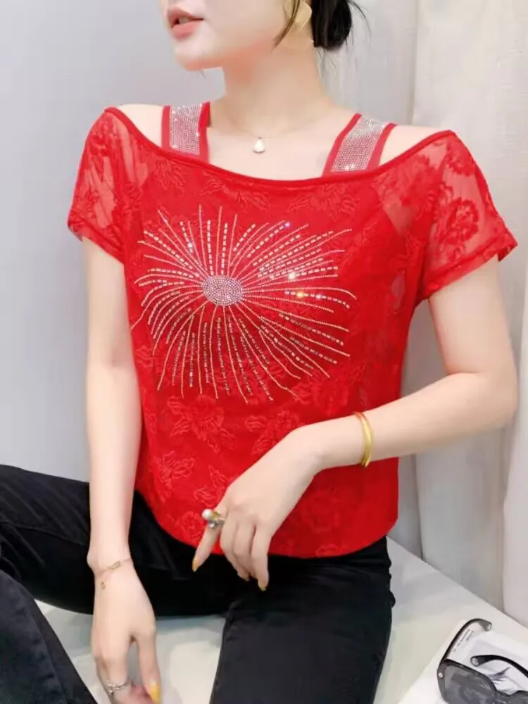 2025 فضفاض لافتة للنظر الإناث تي شيرت الربيع الصيف امرأة قصيرة الأكمام بلايز المحملة مائل طوق الدانتيل الكتف قبالة الماس مجموعة